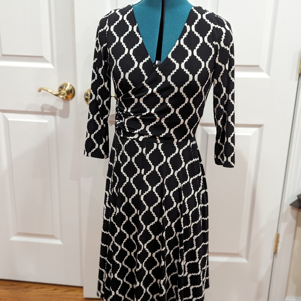 Beautiful black and white no wrinkle packable dress with cut out neckline. Sz.8